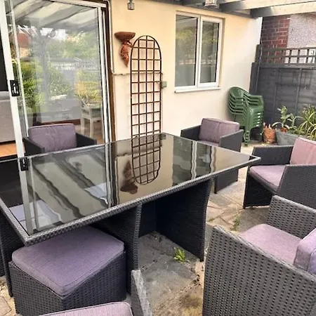 Holiday home 4 Bed House In Daneby Road,se6 *