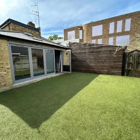 Stylish Family By Twickenham Stadium By Underthedoormat Apartment *