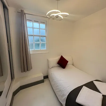 Nice Flat Near Church Street * London