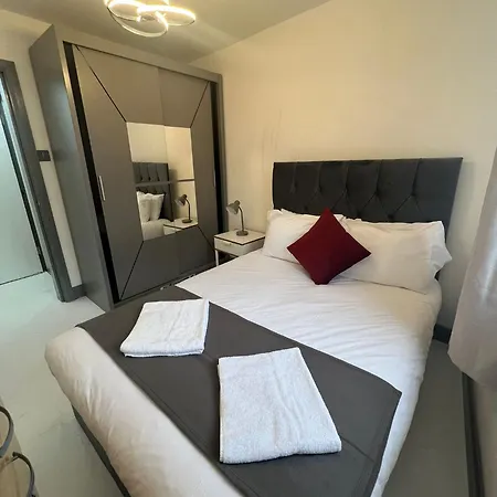 Nice Flat Near Church Street * London