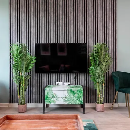 Palm Tree House - Beverly Hills * Orpington