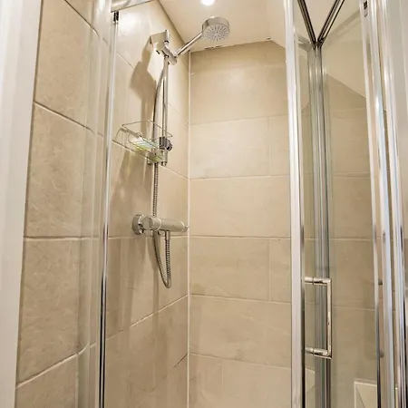 Apartment Ideal Hub, 3 Bed Flat Next To The Station Uxbridge