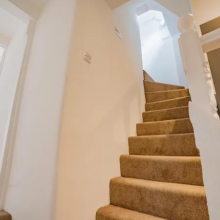 Ideal Hub, 3 Bed Flat Next To The Station Apartment *