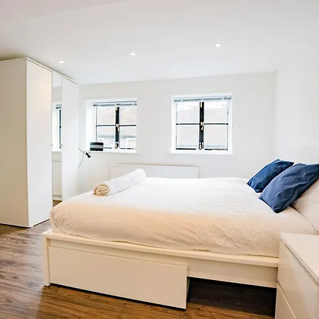 Ideal Hub, 3 Bed Flat Next To The Station *