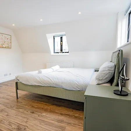 Ideal Hub, 3 Bed Flat Next To The Station * Uxbridge