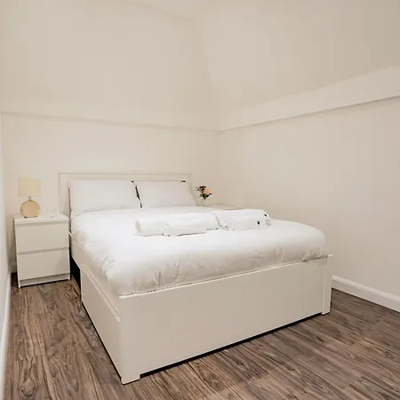Apartment Ideal Hub, 3 Bed Flat Next To The Station *