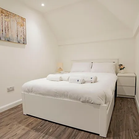 Apartment Ideal Hub, 3 Bed Flat Next To The Station *