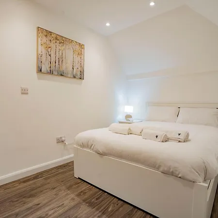 Ideal Hub, 3 Bed Flat Next To The Station Apartment *