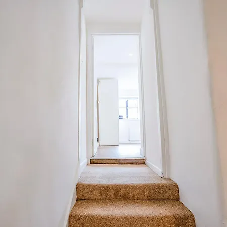 Apartment Ideal Hub, 3 Bed Flat Next To The Station *