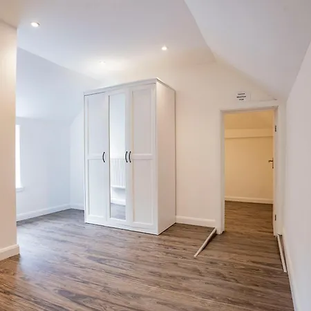 Ideal Hub, 3 Bed Flat Next To The Station Uxbridge