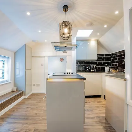 Ideal Hub, 3 Bed Flat Next To The Station * Uxbridge
