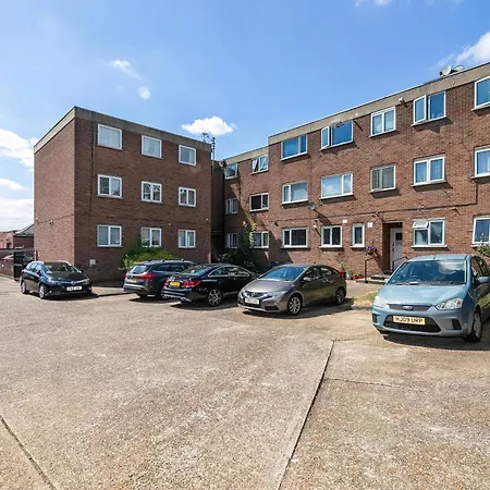A Stunning Flat In London, Gants Hill