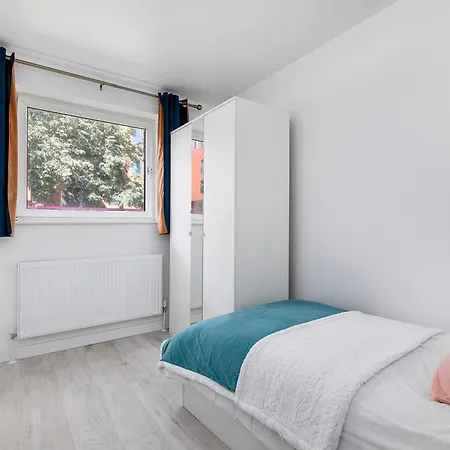 A Stunning Flat In London, Gants Hill Apartment