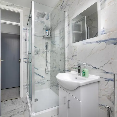 Apartment A Stunning Flat In London, Gants Hill