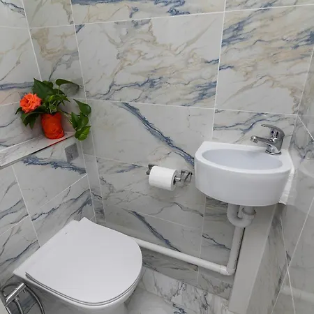 A Stunning Flat In London, Gants Hill