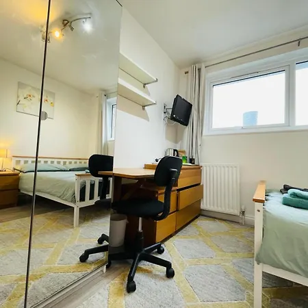 Guest house Spacious Double Bedroom With Private Bathroom Ensuite In Canary Wharf E14, Only 1 Stop To Excel And O2 For Short Or Long Let In Canary Wharf, Less Than An Hour From Heathrow, Stansted And Gatwick Airport