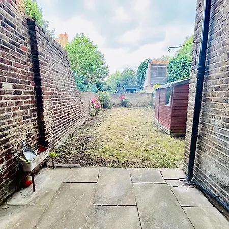 Charming 2 Bedroom Family Apartment *