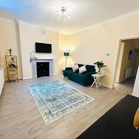 Charming 2 Bedroom Family Apartment London