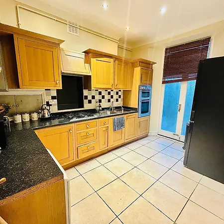 Charming 2 Bedroom Family Apartment *