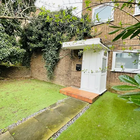 Spacious Double Bedroom With Private Bathroom Ensuite In Canary Wharf E14, Only 1 Stop To Excel And O2 For Short Or Long Let In Canary Wharf, Less Than An Hour From Heathrow, Stansted And Gatwick Airport Guest house