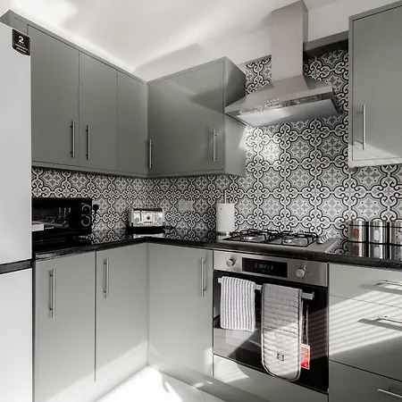 3br Off A13 , Sleeps 6, 2mins To Langdon Dlr,free Parking Apartment *