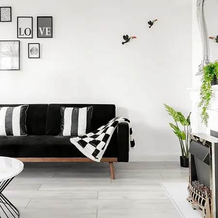 3br Off A13 , Sleeps 6, 2mins To Langdon Dlr,free Parking Apartment