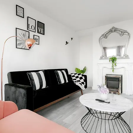 3br Off A13 , Sleeps 6, 2mins To Langdon Dlr,free Parking *