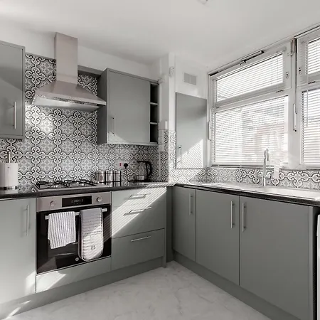 3br Off A13 , Sleeps 6, 2mins To Langdon Dlr,free Parking