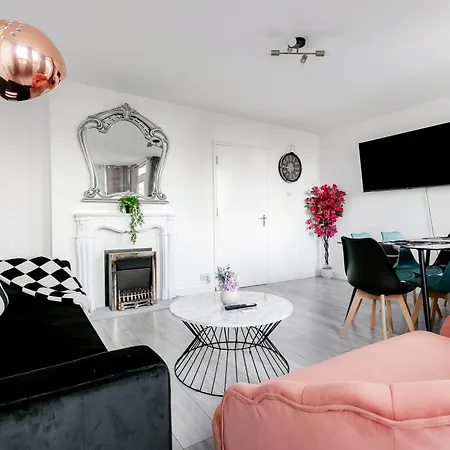 3br Off A13 , Sleeps 6, 2mins To Langdon Dlr,free Parking Apartment