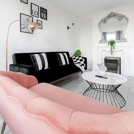 Apartment 3br Off A13 , Sleeps 6, 2mins To Langdon Dlr,free Parking