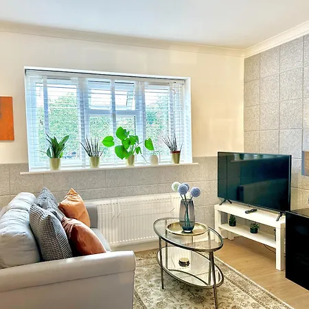 Stunning Business Travellers En-suite Bathroom Garden View Apartment *