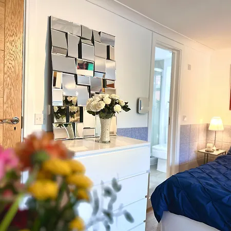 Stunning Business Travellers En-suite Bathroom Garden View