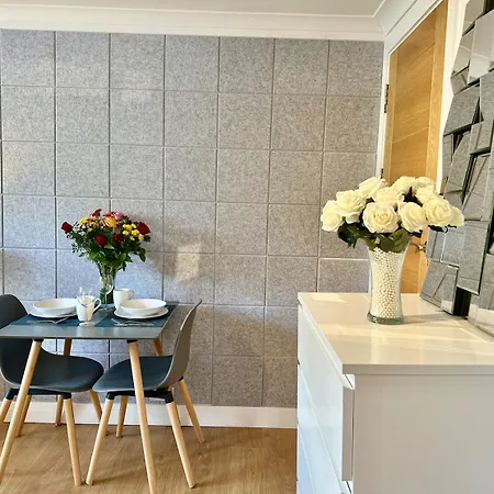 Stunning Business Travellers En-suite Bathroom Garden View Apartment
