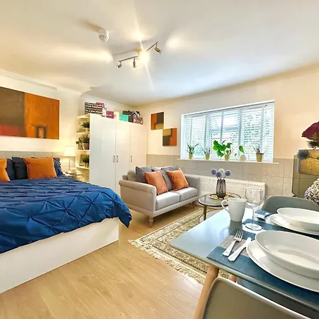 Stunning Business Travellers En-suite Bathroom Garden View Apartment