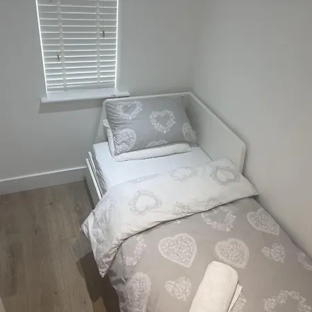 Cozy House With 3 Bedrooms Holiday home London