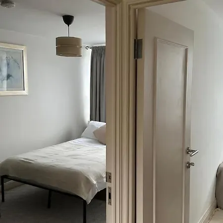 Modern 4 Bed-2 Bath In Battersea Apartment *