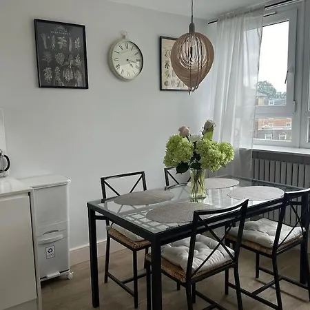 Modern 4 Bed-2 Bath In Battersea Apartment London
