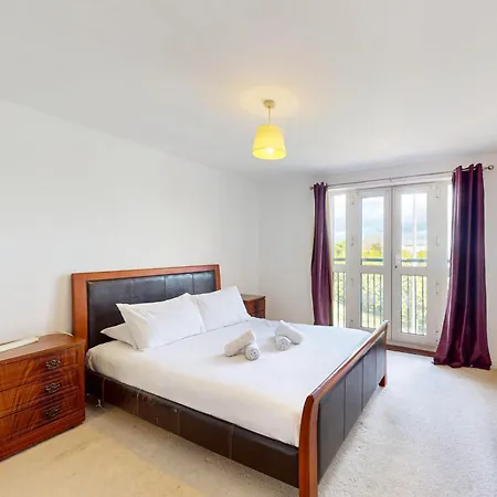 2 Bed With Free Parking & Lift - 3 Min To Station * London