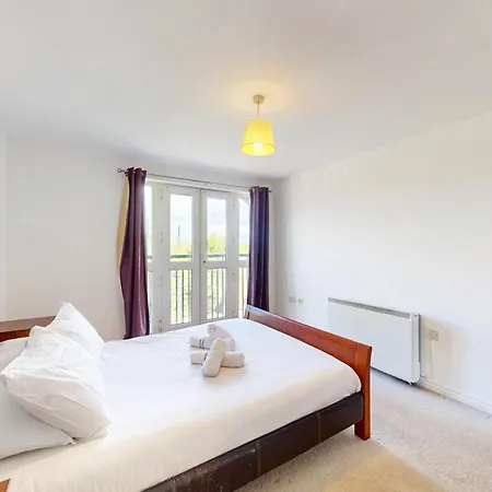 2 Bed With Free Parking & Lift - 3 Min To Station Apartment *