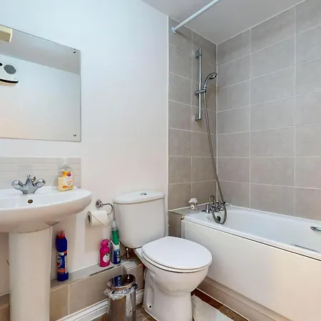 2 Bed With Free Parking & Lift - 3 Min To Station Apartment