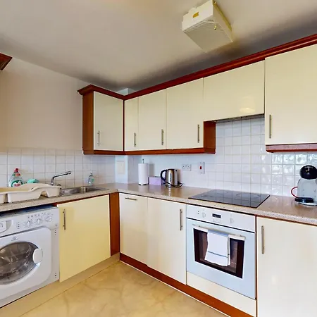 2 Bed With Free Parking & Lift - 3 Min To Station London