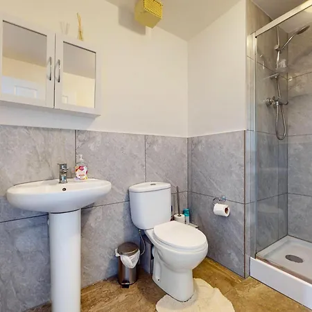 2 Bed With Free Parking & Lift - 3 Min To Station *