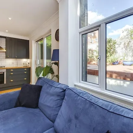 Charming Hampstead Retreat With Patio *
