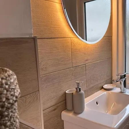 Modern 4 Bed-2 Bath In Battersea Apartment London