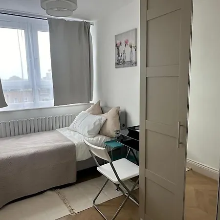 Modern 4 Bed-2 Bath In Battersea Apartment *