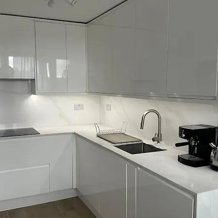 Modern 4 Bed-2 Bath In Battersea Apartment