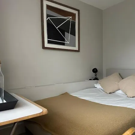 Modern 4 Bed-2 Bath In Battersea Apartment *