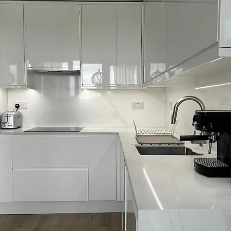 Modern 4 Bed-2 Bath In Battersea *