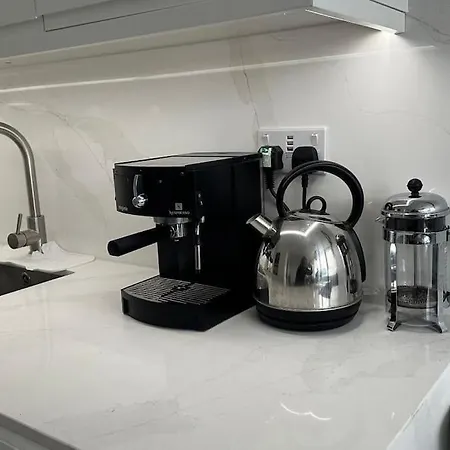 Modern 4 Bed-2 Bath In Battersea Apartment London