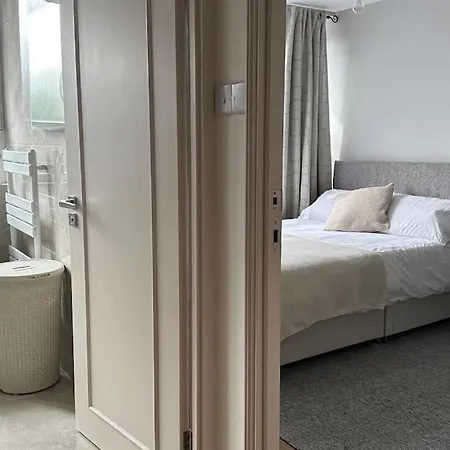 Modern 4 Bed-2 Bath In Battersea Apartment